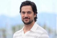 Usai Jadi Koki Seksi di Emily in Paris, Lucas Bravo Kini Jadi Perampok di Freedom