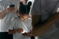 Studi Terbaru: Screen Time Bisa Perparah Masalah Sosial dan Emosional Anak