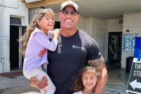 Ditemani Dua Putrinya, Dwayne Johnson Terharu Temui Anak-anak Berpenyakit Kritis 