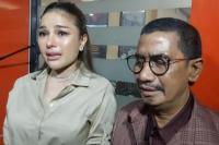 Nikita Mirzani Menangis Haru Vadel Badjideh Jadi Tersangka Pencabulan