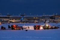 Dilanda Angin dan Salju, Pesawat di Toronto Terbalik saat Mendarat