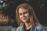 Studi: Senyum Membentuk Kesan dan Kepercayaan Sejak Pandangan Pertama