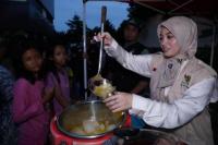 Nabila Ayu Terjun Langsung Bantu Korban Banjir Pengadegan