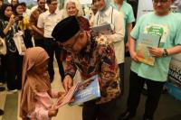 Kurangi Konsumsi Gawai saat Mudik, Mendikdasmen Bagikan Buku Bacaan