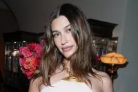 Hailey Bieber `Buang` Cincin Kawin, Rumor Perceraian dengan Justin Bieber Semakin Mencuat