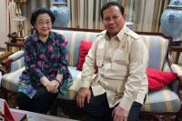 Prabowo Bawa Parsel Sayur Mayur Berisi Tomat Kesukaan Megawati