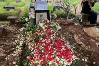 Tabur Bunga dan Tangis Haru di Pemakaman Eyang Titiek Puspa