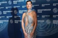 Persiapan Terbang ke Luar Angkasa, Katy Perry Baca Buku-buku Ilmuwan Carl Sagan