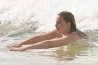 Baru Saja Melahirkan, Margot Robbie Pamer `Body Goal` saat Liburan di Pantai