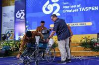 Ulang Tahun ke-62, TASPEN Berikan Bantuan Kursi Roda kepada Peserta Pensiun