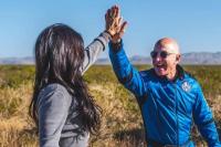 Lauren Sanchez dan Jeff Bezos tak Peduli dengan Pengkritik Penerbangan Luar Angkasa Blue Origin