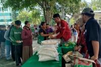 Lawan Kerasnya Badai Ekonomi, Mahasiswa UTA 45 Jakarta Bagikan Ratusan Paket Sembako