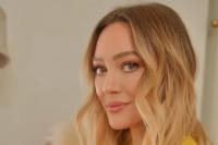 `Wajah Alami` Hilary Duff Tampak Berbeda, Kini Lebih Mirip Madonna?