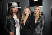 Drama Keluarga, Miley Cyrus Kini Berbaikan dengan Ayahnya Billy Ray Cyrus