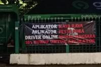 Jelang Aksi 20 Mei, Spanduk Tuntutan Aplikator Cukup 10 Persen Bertebaran di Jakarta Barat