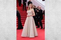 Cannes Terpesona, Angelina Jolie Pakai Gaun Brunello Cucinelli Terbuat dari Kasmir dan Sutra 