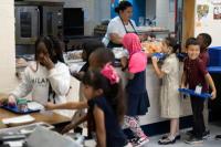 Program Gizi Dikritik, Trump Batalkan Pendanaan Makanan Sekolah