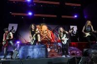 Iron Maiden Minta Penggemar Menikmati Konser Secara Real Bukan dengan Ponsel