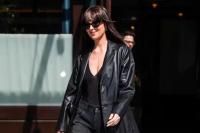 Dakota Johnson tak Lagi Pakai Cincin Pertunangan dari Vokalis Coldplay Chris Martin