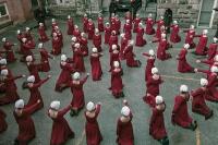 The Handmaid`s Tale S1E2 `Birth`: Kelahiran Bayi Jadi Peristiwa Langka di Gilead