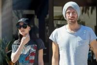 Dakota Johnson dan Vokalis Coldplay Chris Martin Putus Setelah 8 Tahun Pacaran