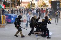 Polisi dan Pengunjuk Rasa anti-ICE Bentrok di Los Angeles Usai Penggerebekan Migran