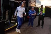 Kenapa Pemain Kenakan Earphone saat Turun dari Bus? Ini Rahasianya