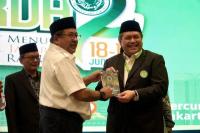 Gus Faiz Serahkan Buku Fikih Kota Global ke Wagub Jakarta