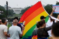 Hakim AS Blokir Kebijakan Trump yang Menargetkan Pasport Transgender