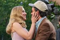 Scarlett Johansson Cium Mesra Jonathan Bailey Lawan Mainnya di Jurrasic World Rebirth