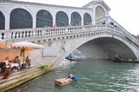 Memprotes Jeff Bezos, Aktivis Ceburkan Boneka Bos Amazon yang Memegang Sejumlah Uang