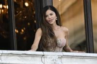 Pesta Piyama, Lauren Sanchez Pakai Gaun Sutra Bertabur Kristal dari Versace