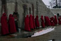 The Handmaid`s Tale S1E6 A Woman`s Place: Serena Joy Terjebak oleh Dunia yang Dibangunnya