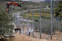 Hanya Satu Pintu Masuk Bagi 8.000 Orang, Kota Tepi Barat Dipagari Israel