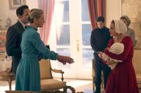 The Handmaid`s Tale S1E9 `The Bridge`: Janine Bawa Kabur Bayinya ke Tepi Jembatan