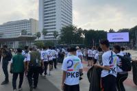 Ratusan Kader PKB Punguti Sampah di Area CFD Jakarta