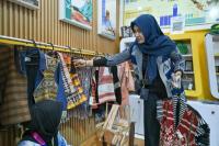 Berkat Pelatihan, Alumni PKW Tekun Tenun Rutin Terima Pesanan