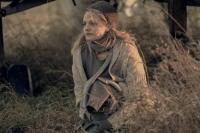 The Handmaid`s Tale S2E3 `Baggage`: Kenangan June tentang Ibunya yang Aktivis Membuka Mata