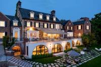 Punya 4 Rumah Mewah di Tiga Negara, Catherine Zeta-Jones tak Merasa `Jet Set`