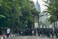 Aparat Pukul Mundur Massa di Belakang Gedung DPR, Mahasiswa Bertahan di Gerbang Pancasila