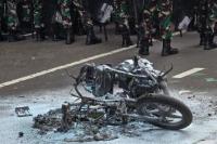 Massa Bakar Satu Unit Motor di Gerbang Belakang Gedung DPR