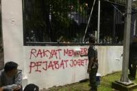 Demonstran Bubar, Coretan di Tembok Gedung DPR Langsung Dihapus