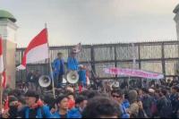 Bendera One Piece Berkibar di depan DPR, Mahasiswa Teriakkan Revolusi