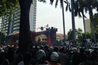 Kwitang Memanas, Polisi Tembak Gas Air Mata ke Arah Demonstran