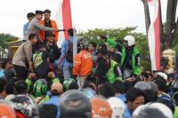 Kapolda Riau Temui Massa Aksi di Depan Mapolda