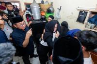 Puan Takziah ke Rumah Affan Kurniawan, Peluk Ibu Korban Sampaikan Duka