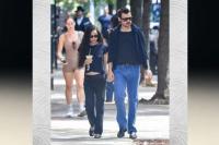 Makin Mesra, Harry Styles dan Zoe Kravitz Jalan-jalan Bergandengan Tangan