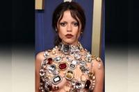 Menderita Pakai Gaun Permata Seberat 13 Kg, Ini yang Diminta Jenna Ortega pada Penata Gayanya