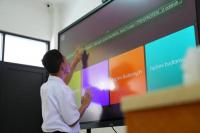 Papan Interaktif Digital Permudah Siswa Memahami Sains di Kelas