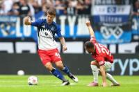 Jari Bek Hamburg Patah, Bantah gegara Tinju Tiang Gawang